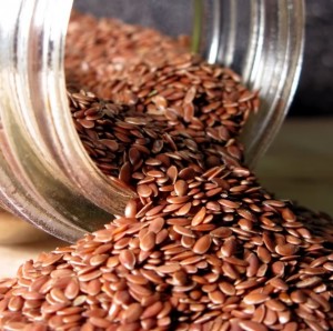 Immagine con dei semi di lino in un barattolo
