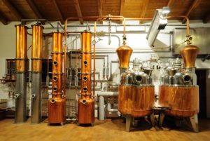 Immagine di alambicchi nella distilleria