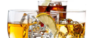Immagine di bicchieri cocktails con ghiaccio