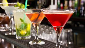 Bicchieri di cocktail al bar